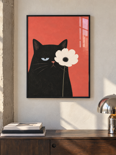 Gerahmter Kunstdruck Netter Versuch mit schwarzer Katze und weißer Blume in einem hellen modernen Raum