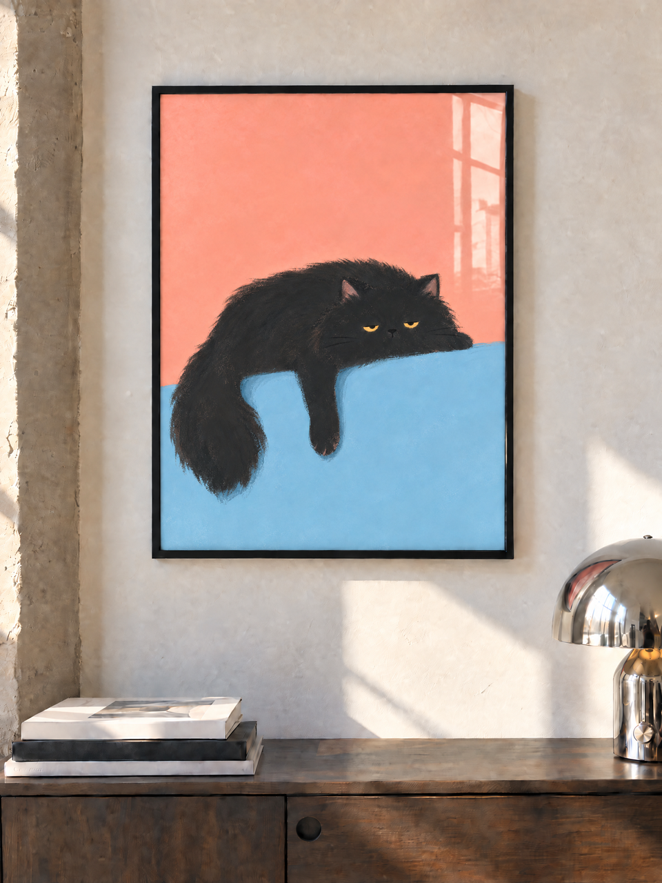 Flauschige schwarze Katze mit halb geschlossenen gelben Augen auf einer blauen Kante, eine Pfote und der Schwanz hängen herab, vor pfirsichfarbenem Hintergrund.