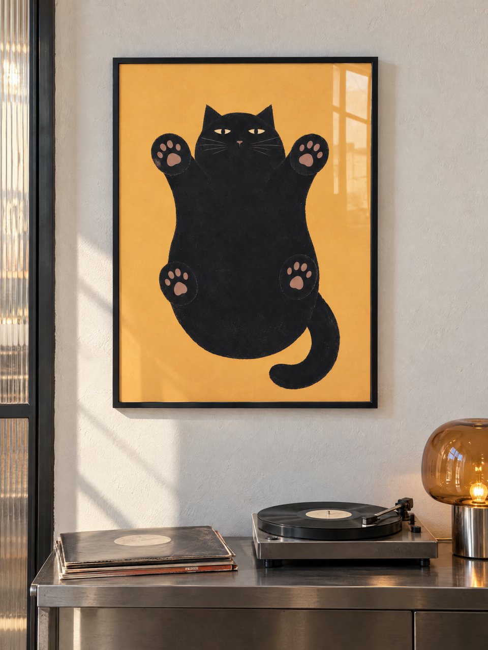 Stampa incorniciata Un po’ di coccole? con gatto nero sopra una consolle metallica in un interno moderno