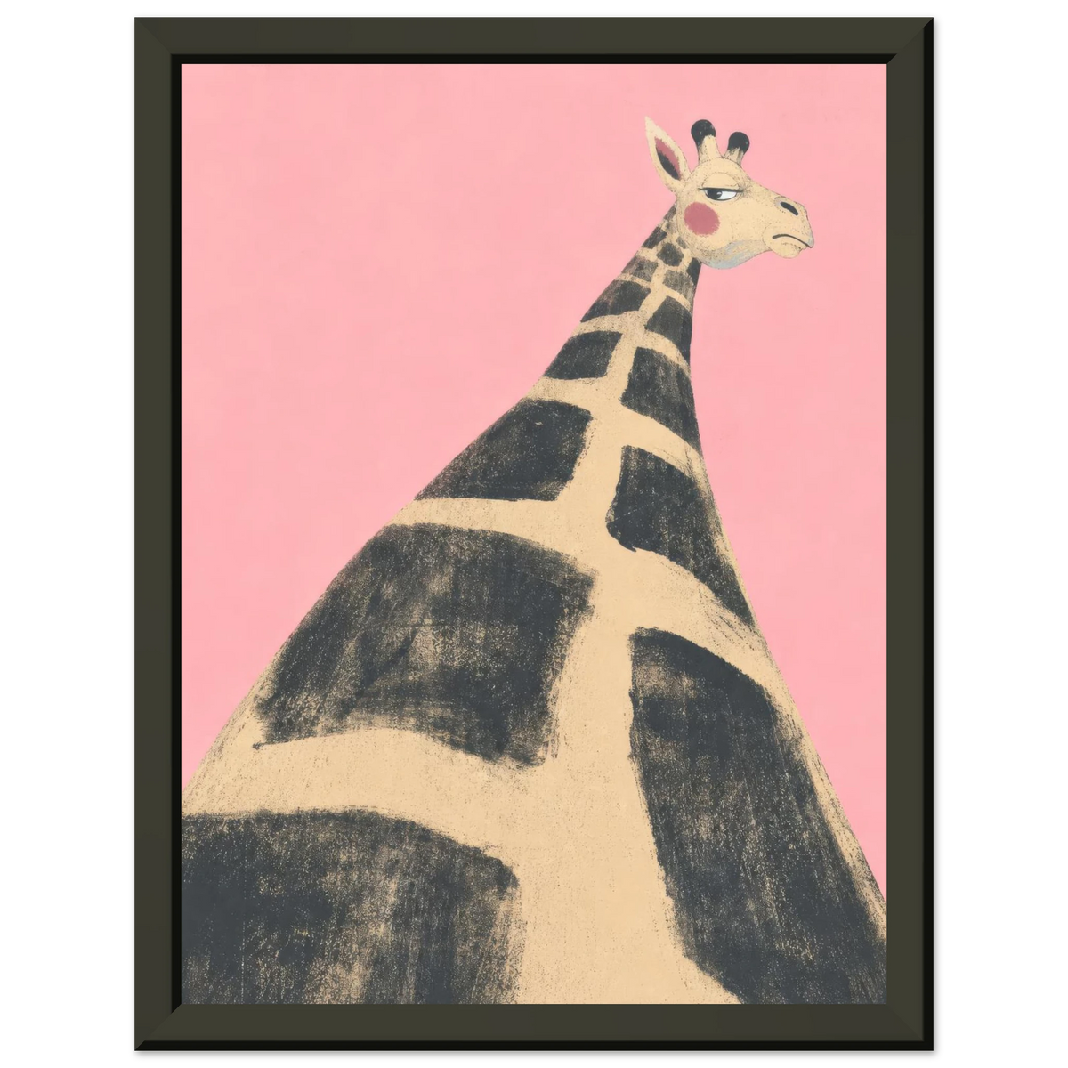 Eine Giraffe blickt vor rosa Hintergrund nach unten. — Von oben