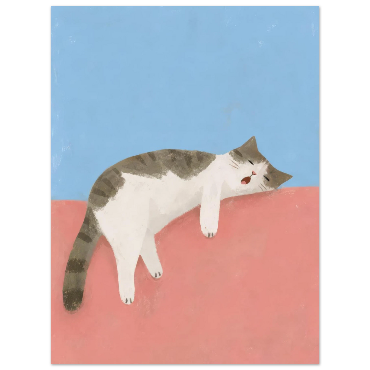 Grau-weiße getigerte Katze liegt ausgestreckt auf einem korallfarbenen Sofa vor blauem Hintergrund — Langer Tag von Sasha Liley
