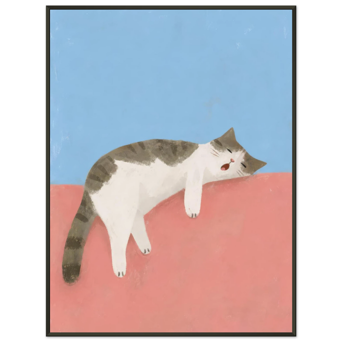 Grau-weiße getigerte Katze liegt ausgestreckt auf einem korallfarbenen Sofa vor blauem Hintergrund — Langer Tag von Sasha Liley