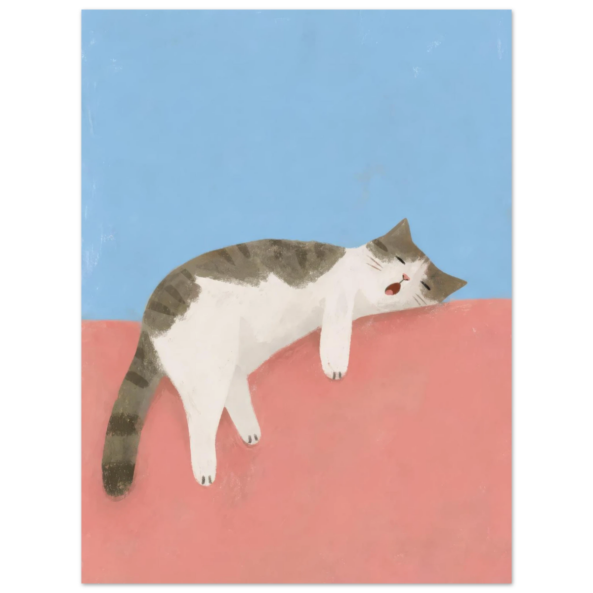 Grau-weiße getigerte Katze liegt ausgestreckt auf einem korallfarbenen Sofa vor blauem Hintergrund — Langer Tag von Sasha Liley