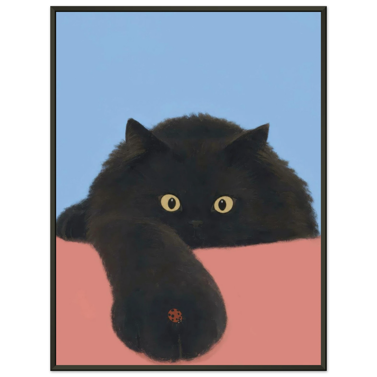 Flauschige schwarze Katze beobachtet einen roten Marienkäfer auf ihrer ausgestreckten Pfote vor blau-korallfarbenem Hintergrund — Stillhalten von Sasha Liley