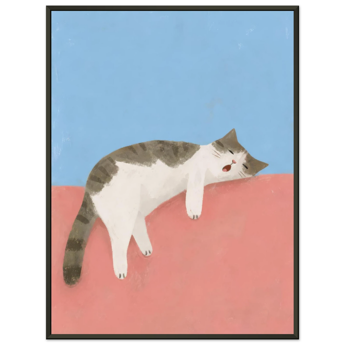 Grau-weiße getigerte Katze liegt ausgestreckt auf einem korallfarbenen Sofa vor blauem Hintergrund — Langer Tag von Sasha Liley