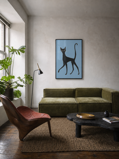 Lange ben — indrammet kunsttryk vist i en stue