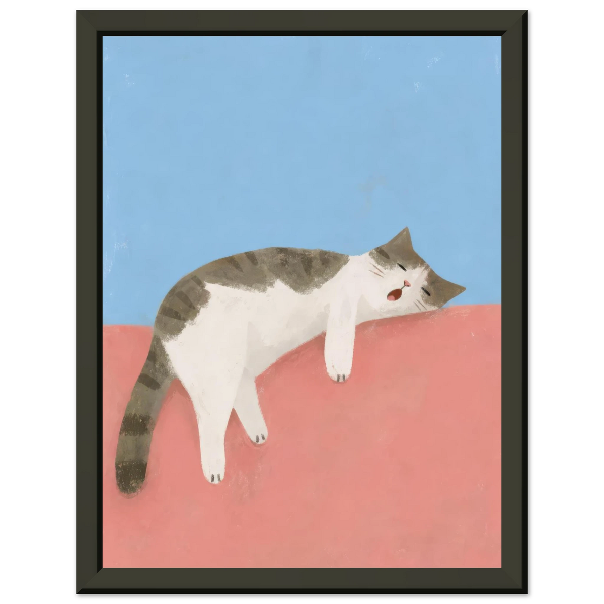 Grau-weiße getigerte Katze liegt ausgestreckt auf einem korallfarbenen Sofa vor blauem Hintergrund — Langer Tag von Sasha Liley