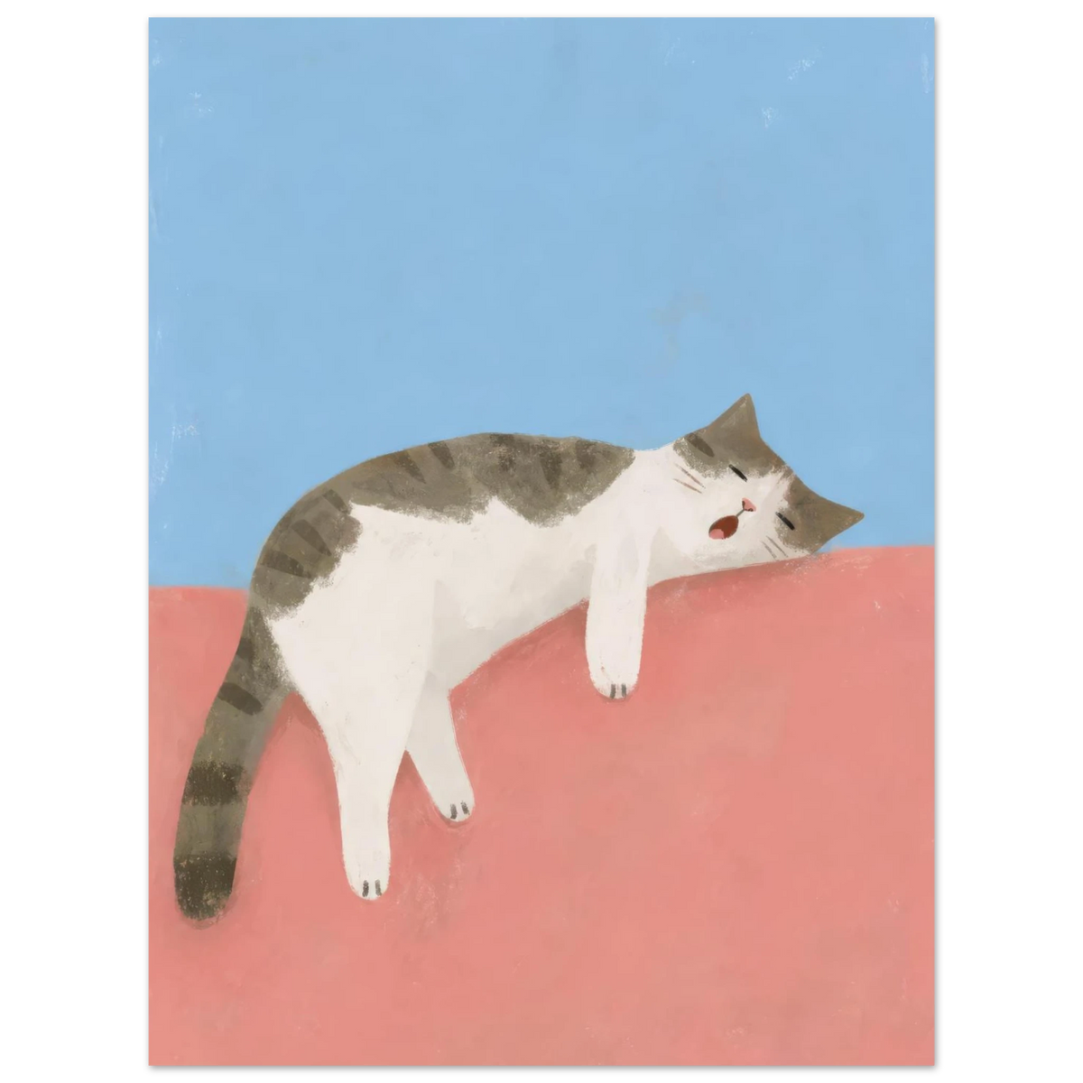 Grau-weiße getigerte Katze liegt ausgestreckt auf einem korallfarbenen Sofa vor blauem Hintergrund — Langer Tag von Sasha Liley
