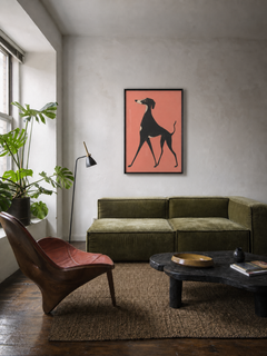 På vej — indrammet kunsttryk vist i en stue
