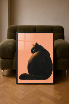 Lámina enmarcada Golden Hour con un gato negro, colocada delante de un sillón verde oliva