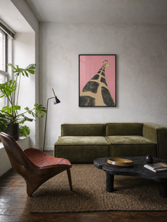 Det indrammede kunsttryk Fra oven over en grøn sofa