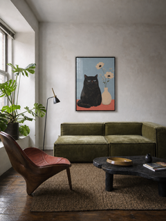 Det indrammede kunsttryk Blomsterne over en grøn sofa