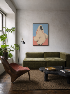 Det indrammede kunsttryk Venter over en grøn sofa