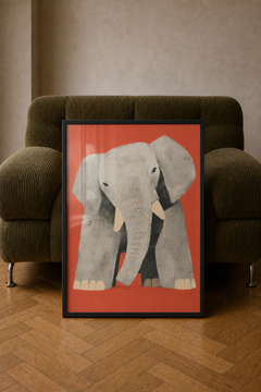 Elefant — indrammet kunsttryk lænet op ad en lænestol