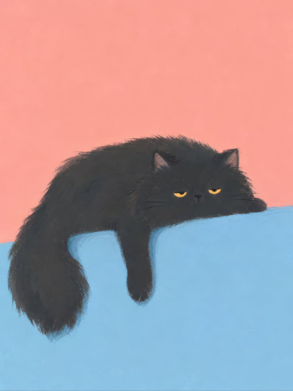 Flauschige schwarze Katze mit halb geschlossenen gelben Augen auf einer blauen Kante, eine Pfote und der Schwanz hängen herab, vor pfirsichfarbenem Hintergrund.