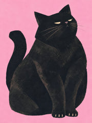 Sittande svart katt med halvslutna ögon och en upprest, böjd svans mot rosa bakgrund.