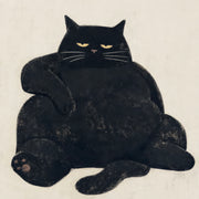 Stor svart katt med halvslutna gula ögon, som sitter hopsjunken med rund mage och tassarna framåt mot en beige bakgrund.